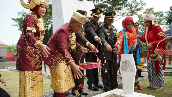 Peringati HUT Ke-78 RI,Bupati Nanang Ermanto Tabur Bunga di Taman Makam Pahlawan Kalianda