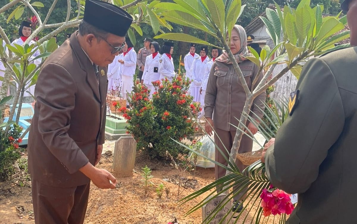 Dewan Gerindra Dwi Riyanto Pimpin Doa Tabur Bunga: Moga Jadi Taman Diantara Taman Surga