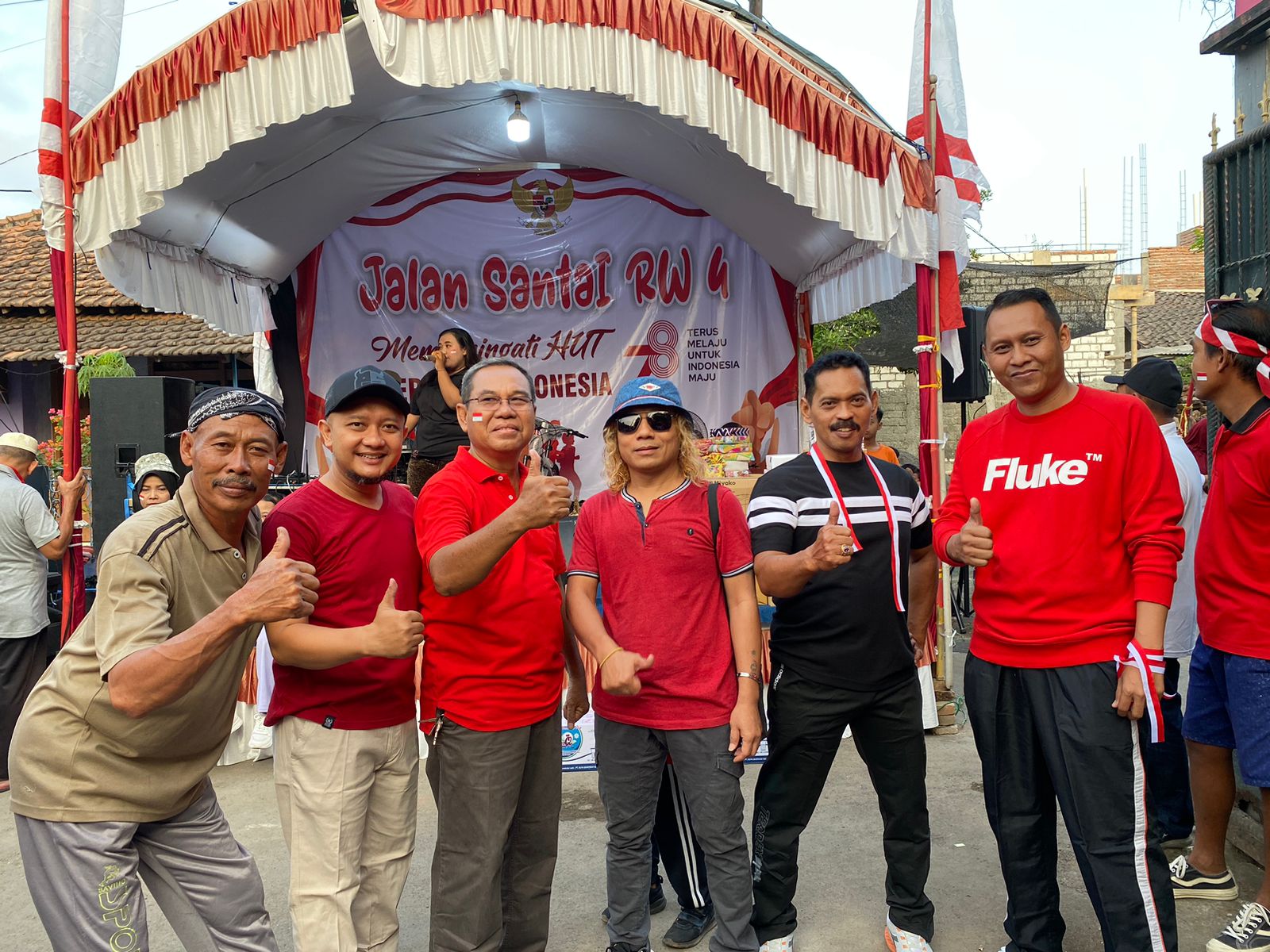 Merebutkan Hadiah di Acara Lomba, Sosok Gus Imron Digemari Warga