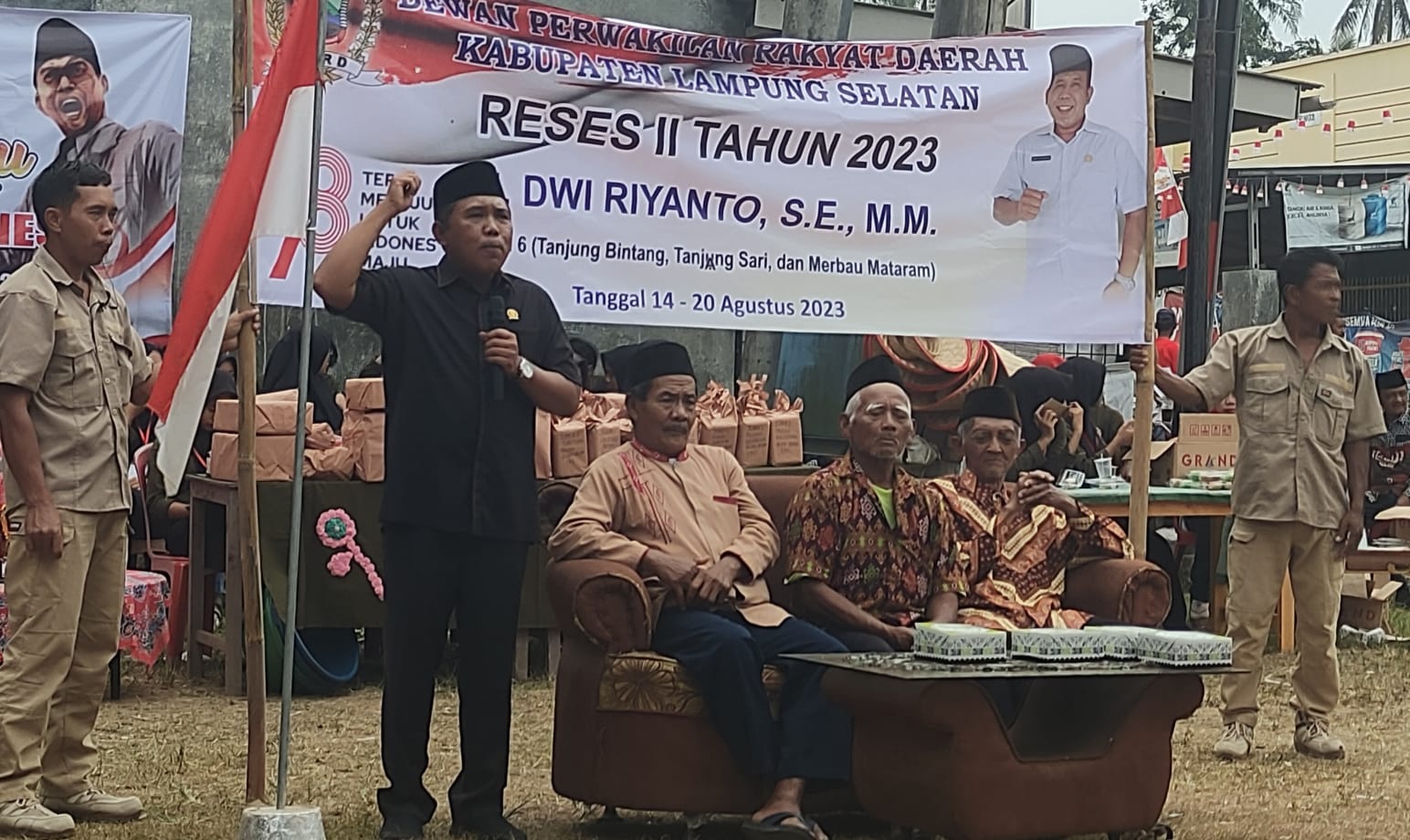 Saat Reses Dewan Gerindra, Dwi Riyanto Bagi-bagi Doorprize dan Berikan Tali Asih Untuk 2 Janda Veteran