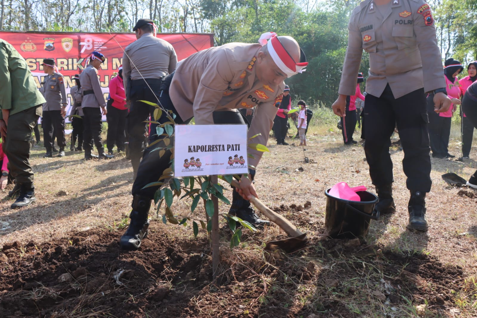 Kapolresta Pati dan 20 Polsek Kompak Penanaman Seribu Pohon