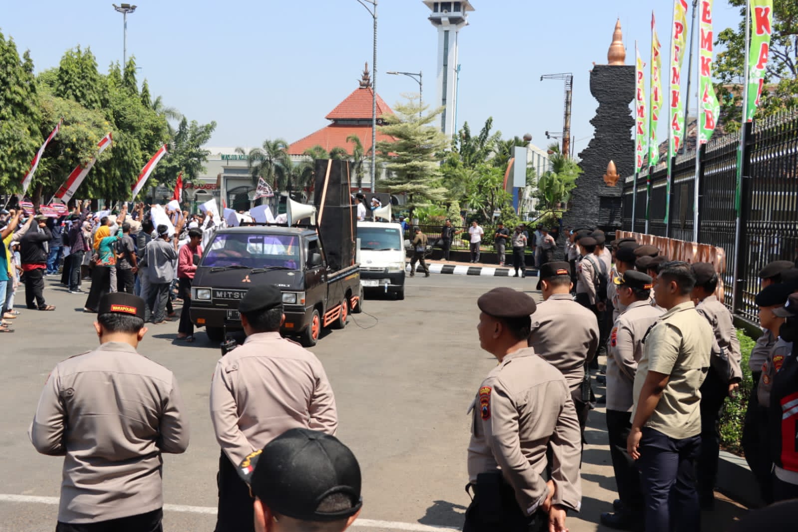 Jaga Keamanan, Polres Kudus Kawal Aksi Damai