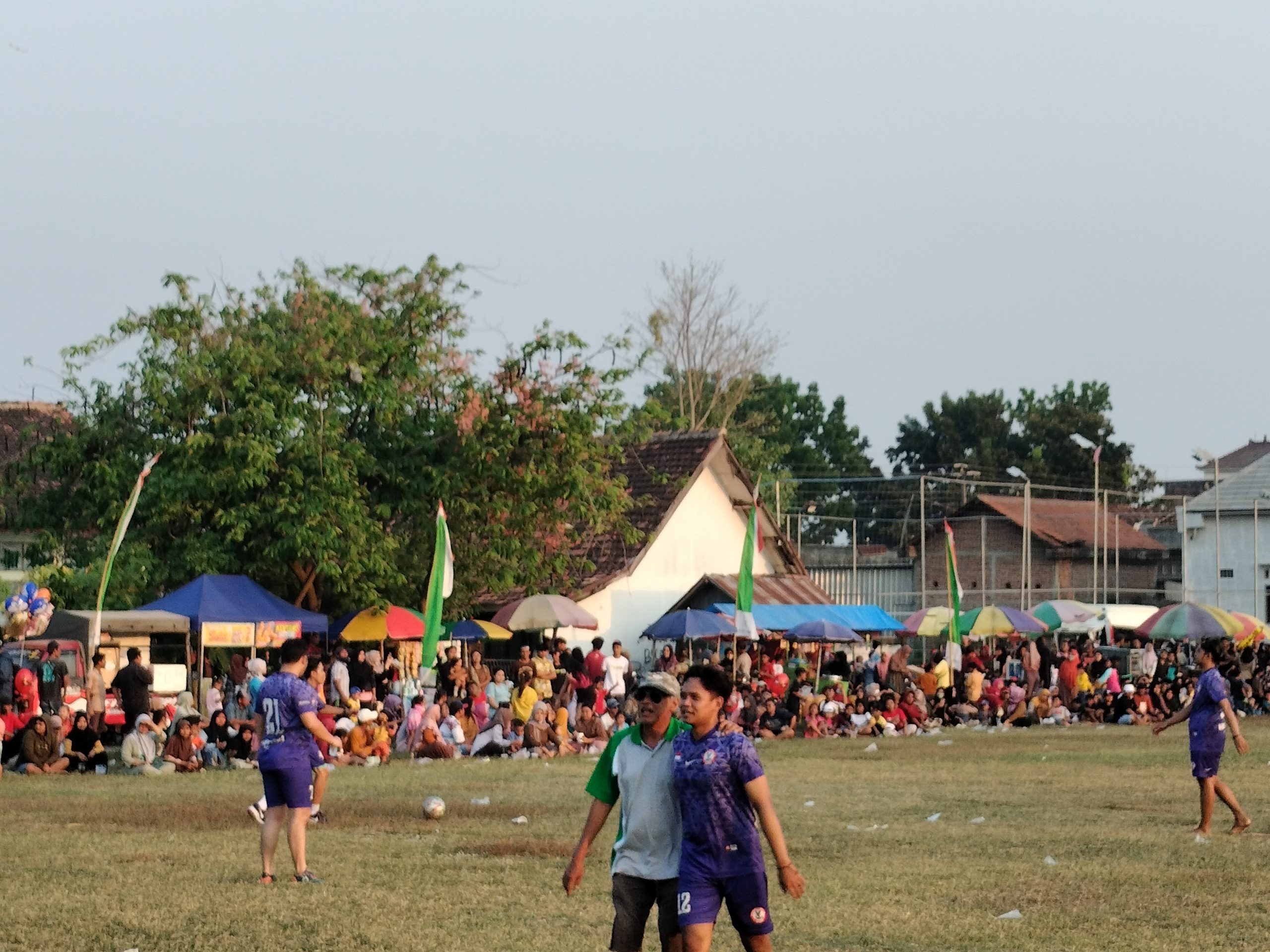 Rame !!! Burhan dan H. Suwito Apresiasi Pertandingan Sepak Bola “Waria cs Merpati Putra Karaban”