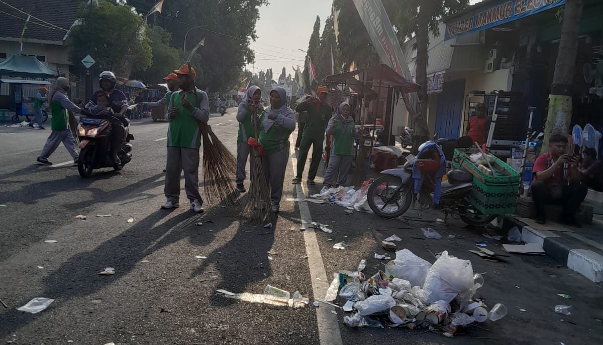 Pasukan Hijau DLH Satset Bersihkan Sampah Usai Blora Street Carnival, Sampah Terkumpul Kisaran 5,5