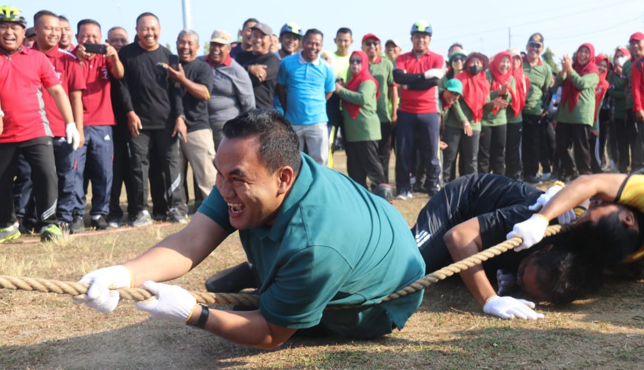 Bupati dan Forkompimda Gelimpungan Saat Ikuti Lomba Tarik Tambang   