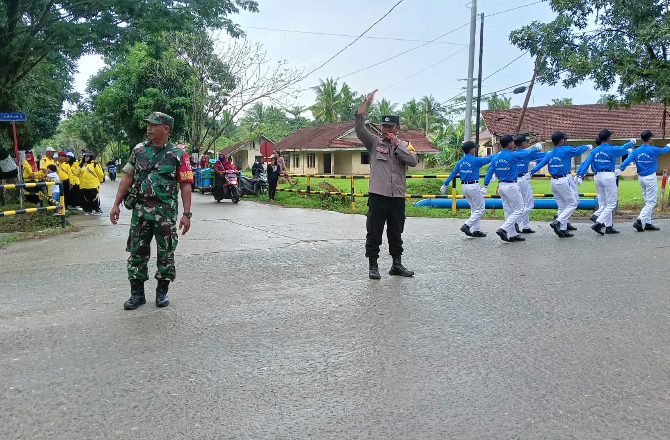 Dukung Kelancaran, Para Babinsa Koramil 04/Sangasanga Amankan Lomba Gerak Jalan
