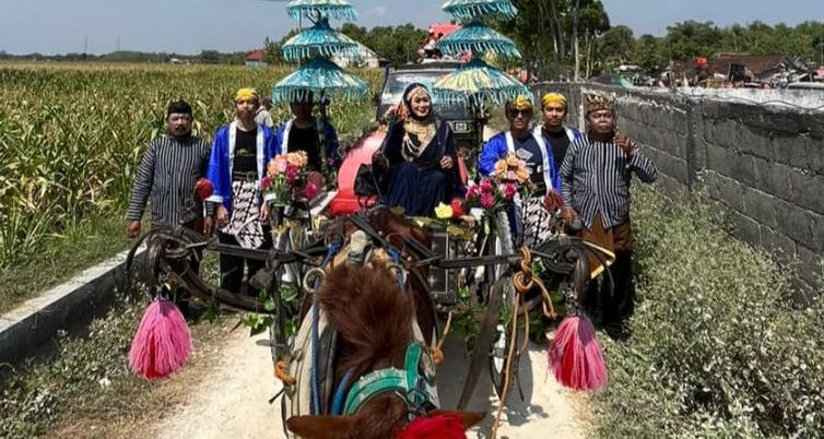 Mak,e Ketut Anggota DPRD Komisi D Partisipasi Meramaikan Karnaval Desa Gedongsari