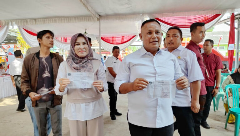 Pilkades Serentak Bupati Nanang Ermanto Salurkan Hak Pilihnya