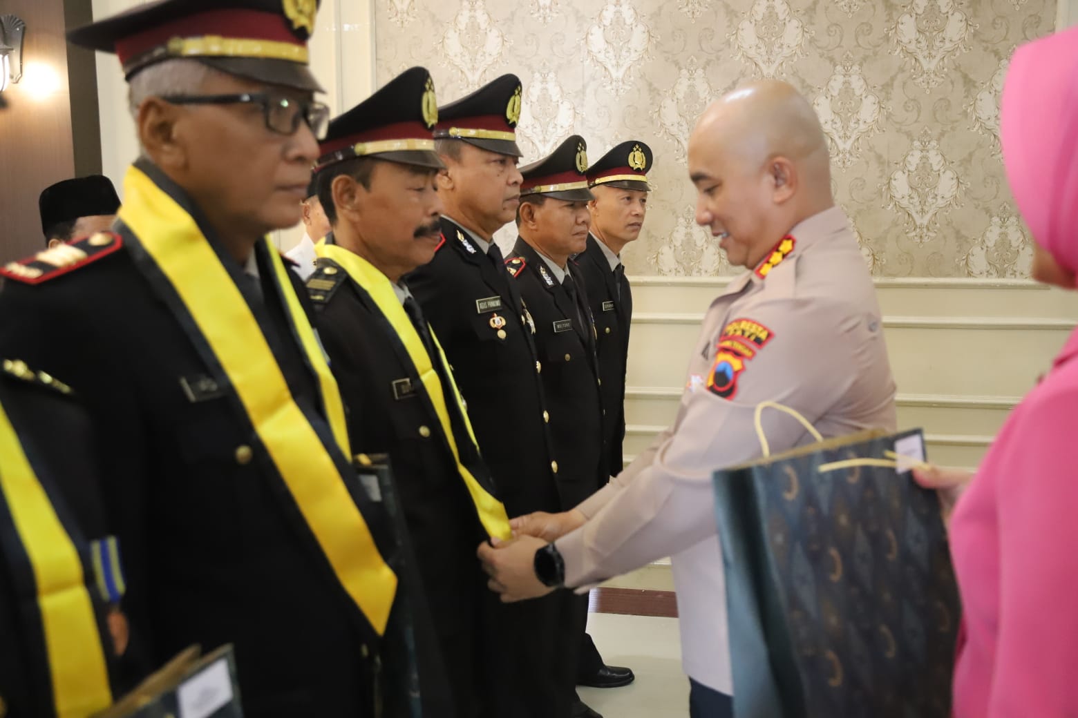 Tanda Penghargaan, Kapolresta Pati Lepas Wisuda Purna Bakti Polri