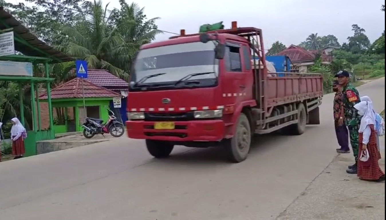 Jaga Keselamatan Pelajar Babinsa Lakukan Pengamanan