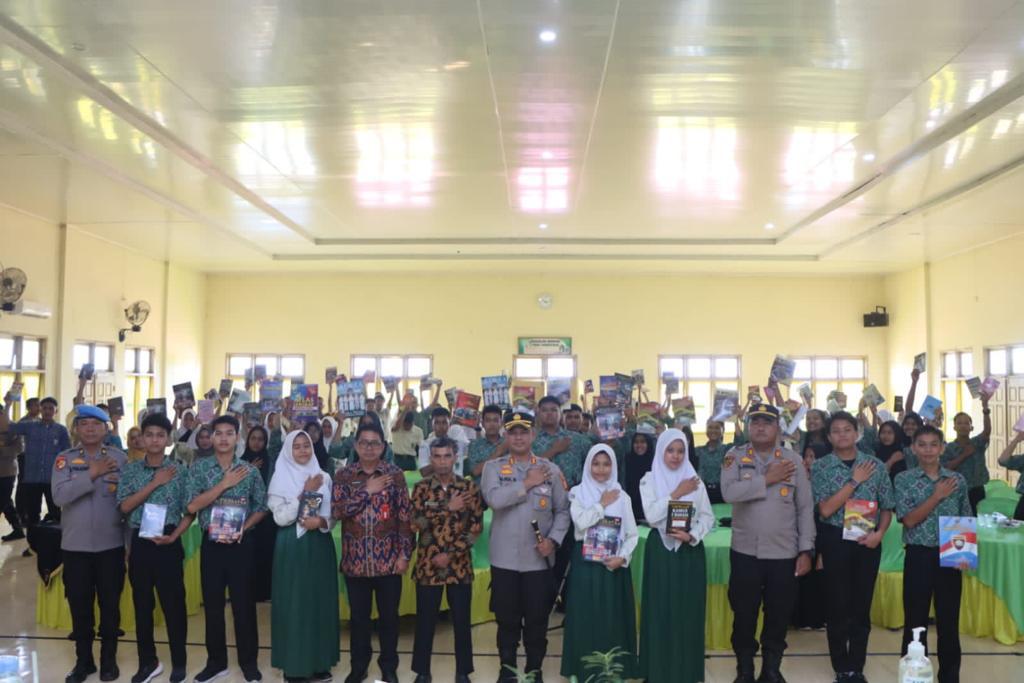 Kapolres Rohul Tingkatkan Public Trust dan Distribusikan 800 Eksemplar Buku