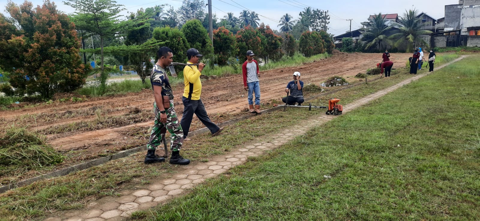 Melalui Jumat Bersih Jaga Kebersihan Lingkungan