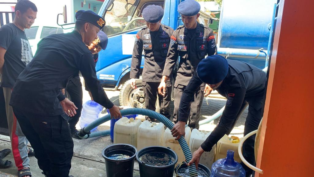 Bentuk Kepedulian Sesama, Brimob Bone Salurkan Air Bersih