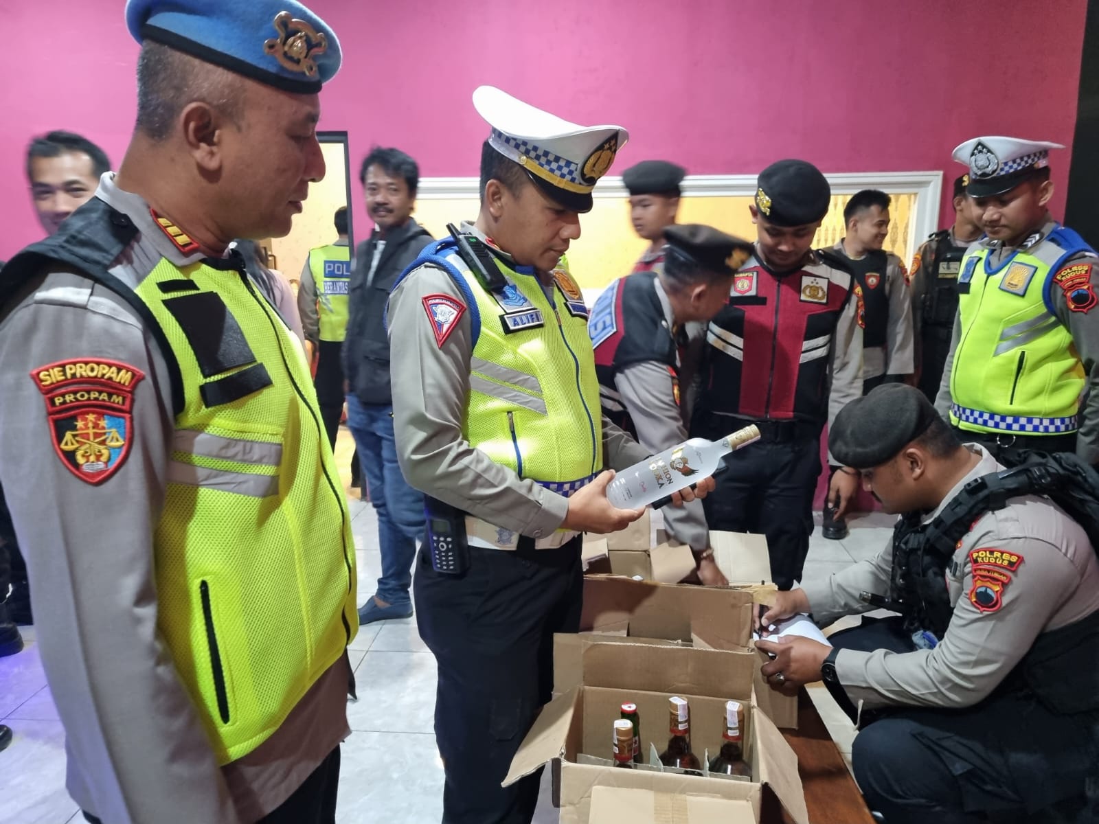 Tempat Karaoke Dirazia, Polisi Sita Ratusan Miras Berbagai Merk
