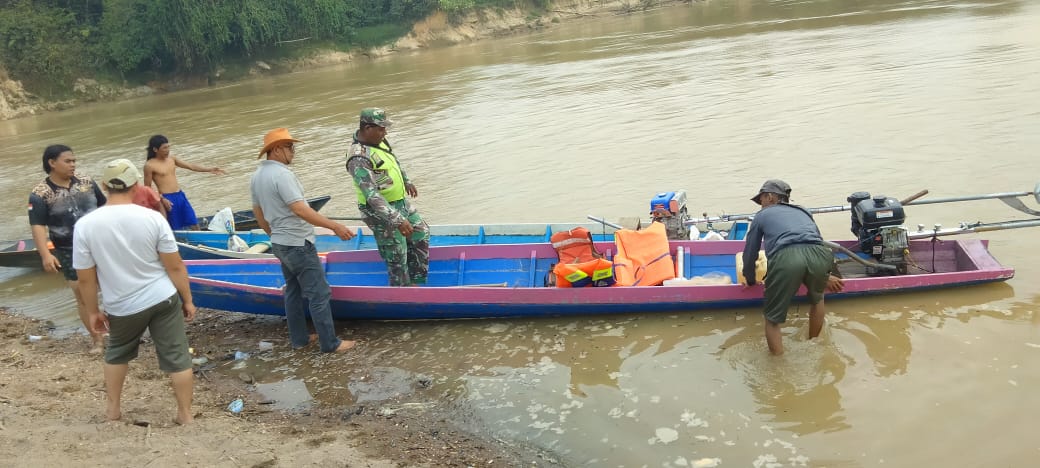 Bocah Umur 8 Tahun Tenggelam di Pantai Viral Kampung Tumbit Dayak, Pencarian Terus Dilakukan Oleh Babinsa