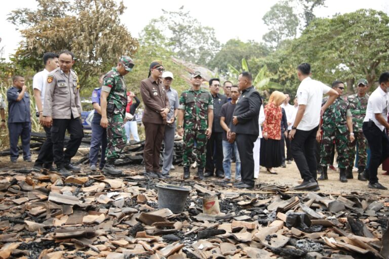 Bupati Nanang Berikan Bantuan Korban Rumah Kebakaran