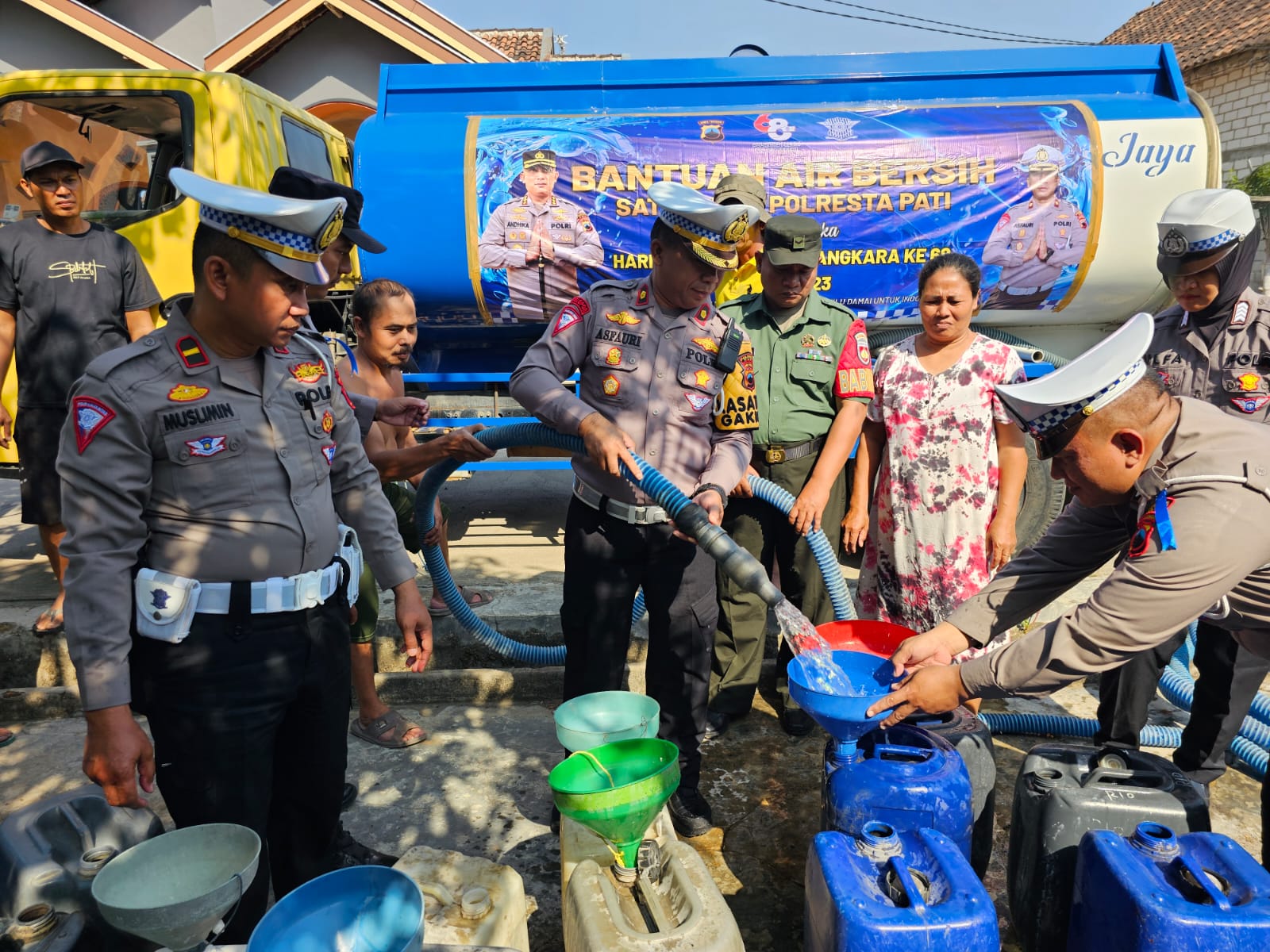 Musim Kemarau Melanda, Kasatlantas Polresta Pati dan Jajaran Turunkan Bantuan Air Bersih ke Warga