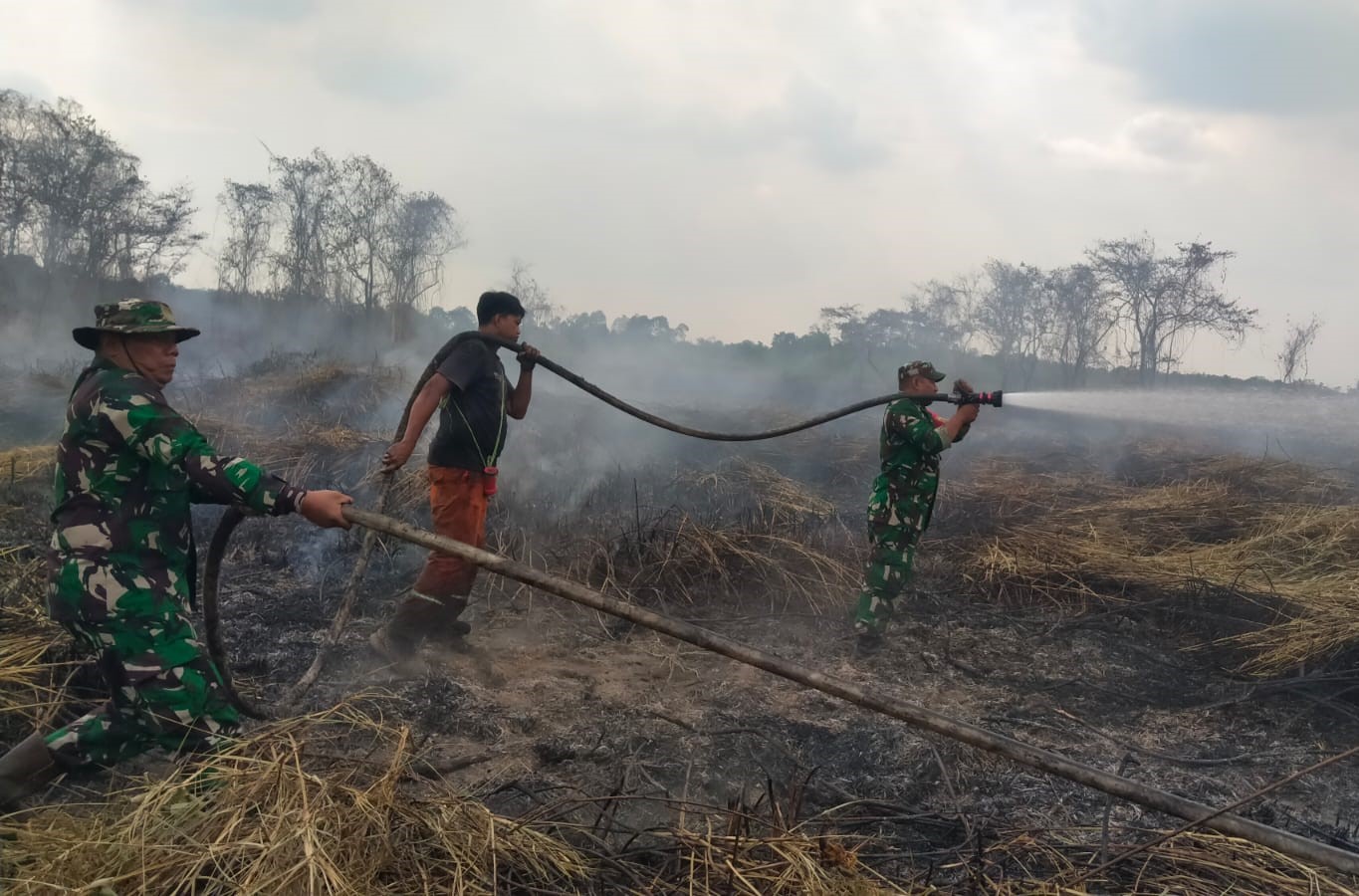 Anggota Koramil 11/Kenohan Bersama Instansi Terkait Berjibaku Padamkan Kebakaran Lahan