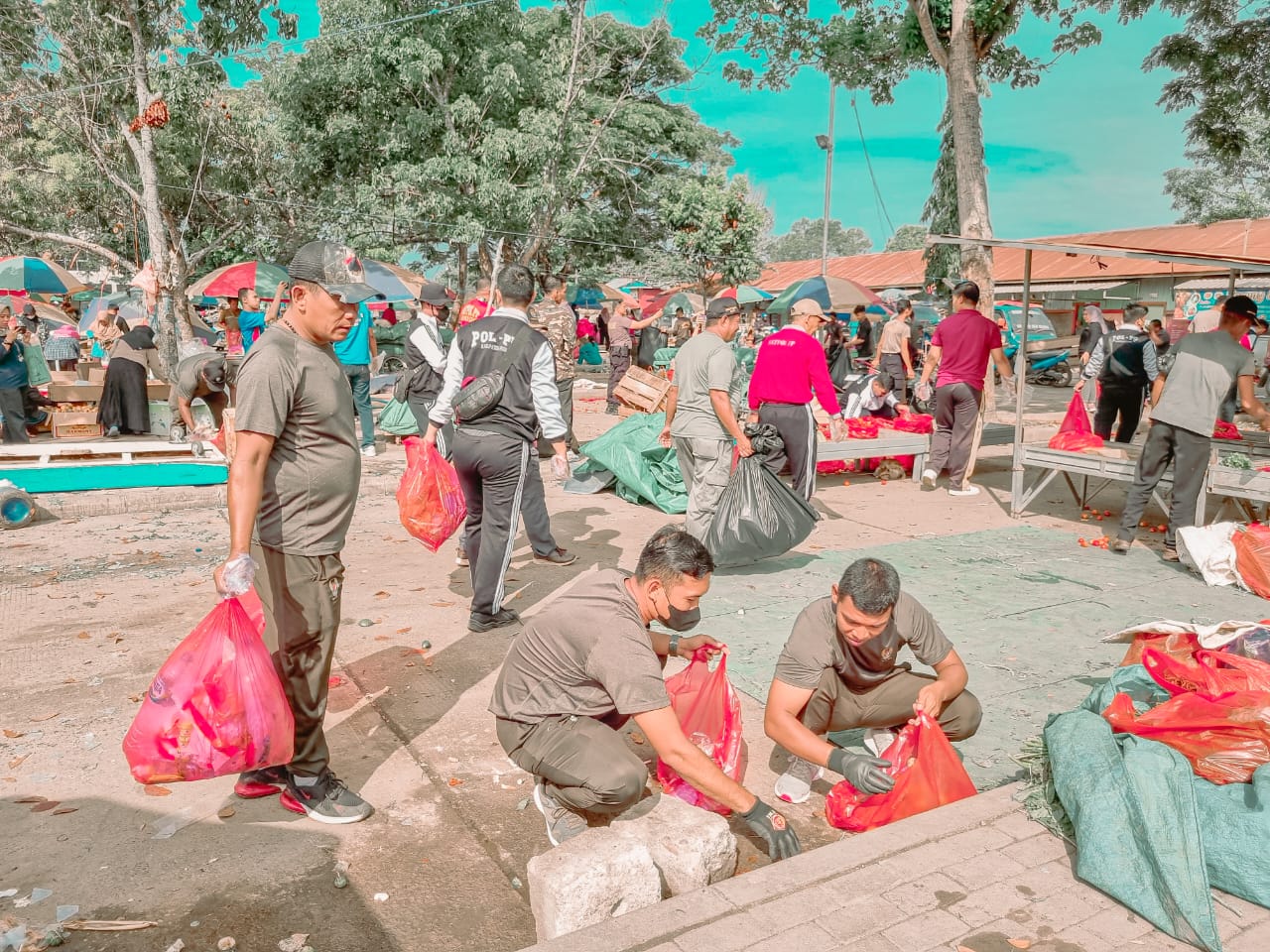 MANTAP! Kodim 0902/Berau bersama Polres Bersihkan Pasar Sanggam Adji Dilayas