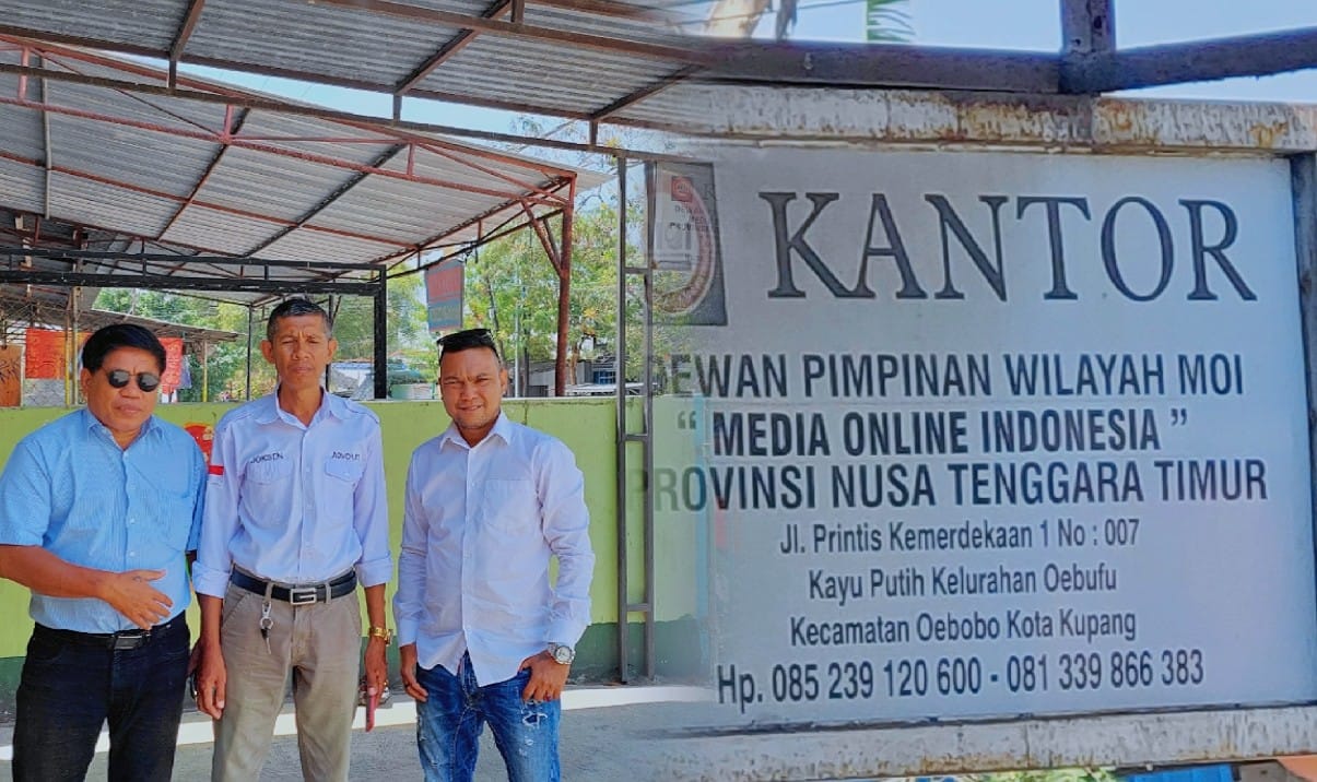 Andre Lado Serahkan Media Subsidi MOI Ke Anggota Peradi Oelamasi
