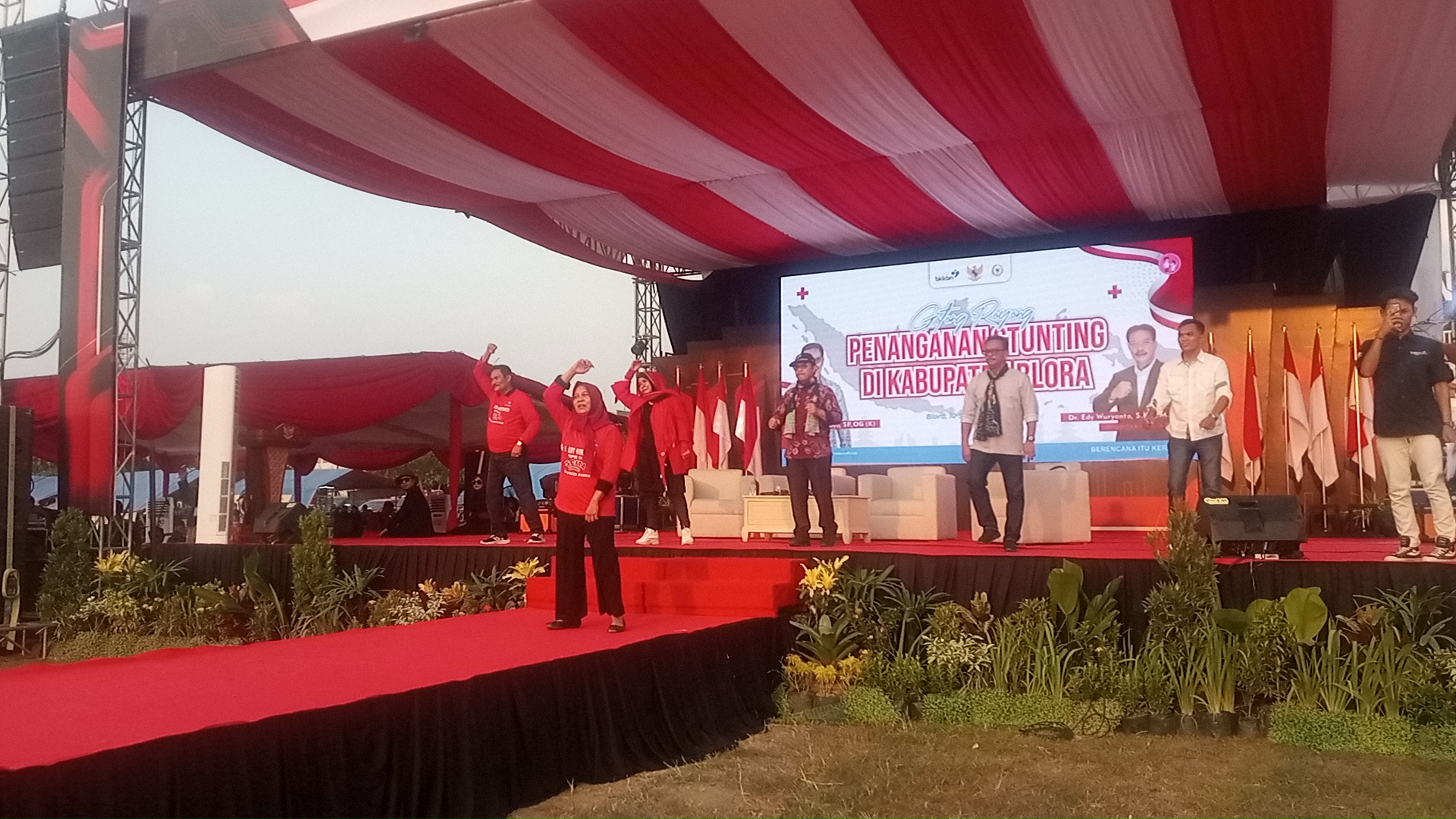 Cegah Stunting 5000 Ibu-ibu Masyarakat Blora Mengikuti Senam Sicita Bersama Edy Wuryanto Dan Kepala BKKBN