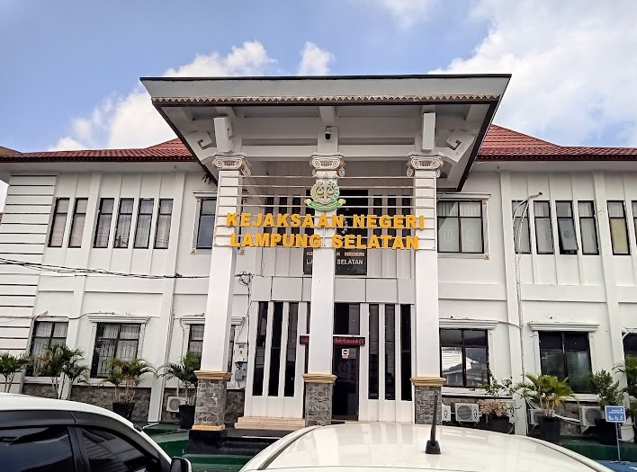 Inspektorat Lamsel Serahkan Penanganan Kasus Mantan Kades Rangai Tritunggal Ke Kejari Lampung Selatan