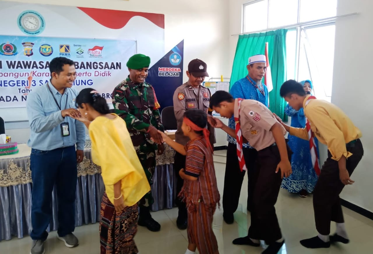 Babinsa Gurimbang Berikan Materi Wasbang Kepada Siswa SMPN 03 Sambaliung