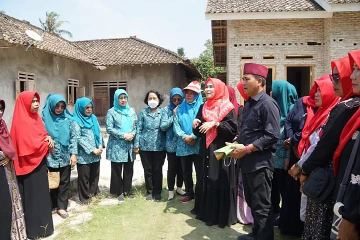 Sukseskan Program Swasembada Gizi Ketau TP-PKK Salurkan Bantuan Bedah Rumah