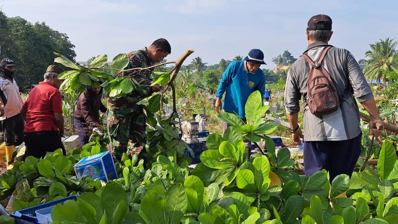 Budayakan Gotong Royong Babinsa Sertu Abdul Aziz Kerja Bakti Bersihkan Makam