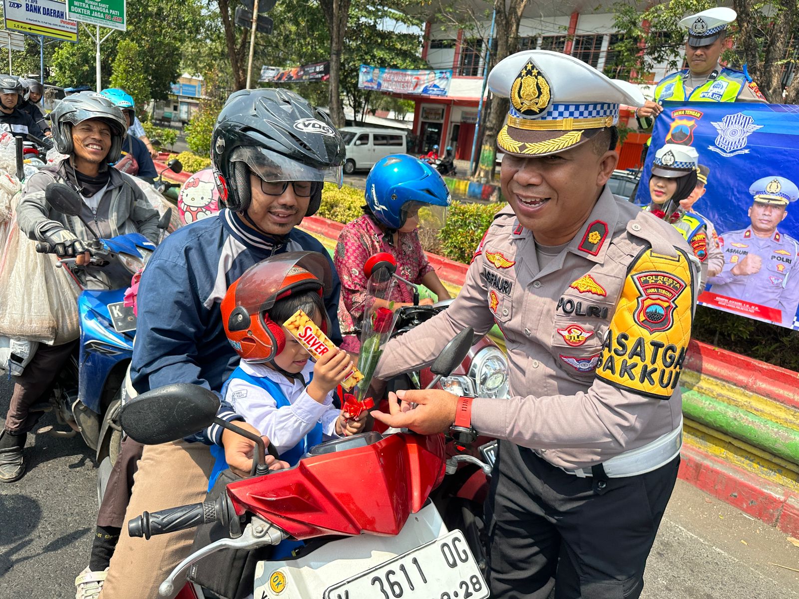 Pengendara Takut Ditilang, Kasatlantas Polresta Pati Malah Berikan Bingkisan