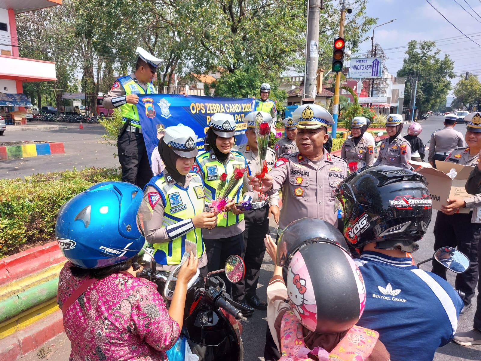 Menjelang Berakhir Operasi Zebra Candi 2023, Kasatlantas Polresta Pati Bagikan Ratusan Helm SNI