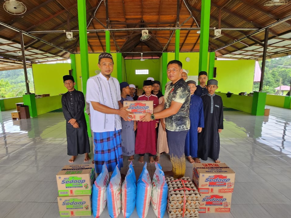 Lanjutkan Program Jumat Berkah, Dandim 0902/Berau Bagikan Sembako di Ponpes Darur Rahmah