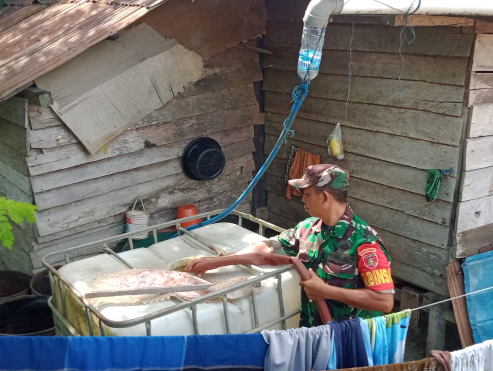 Atasi Kekeringan, Babinsa Gunung Tabur Bantu Distribusikan Air Bersih