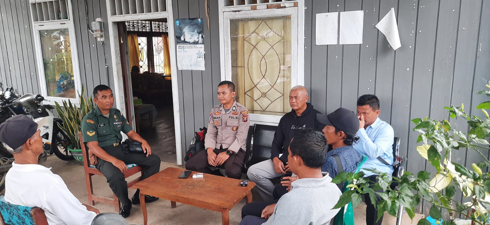Cegah Terjadinya Karhutla Babinsa Bersama Bhabinkamtibmas lakukan komsos