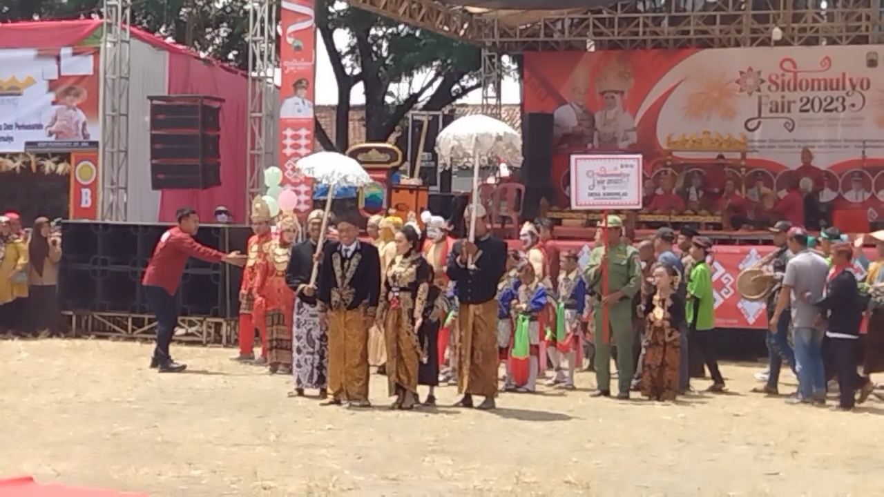 Bak Pengantin Kades Sidorejo Bersama Istri Kenakan Pakaian Adat Jawa Di Iring Abdi Dalem