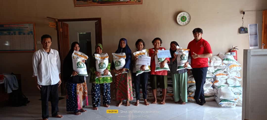 Pekon Nusawungu Salurkan Bantuan Beras Kepada 129 KPM