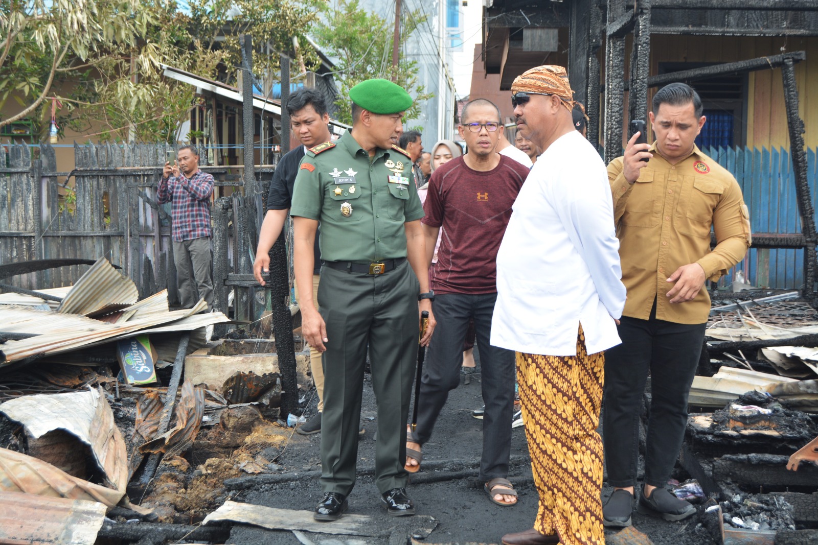 Dampingi Bupati, Dandim Kukar Tinjau Lokasi Kebakaran Di Kelurahan Melayu