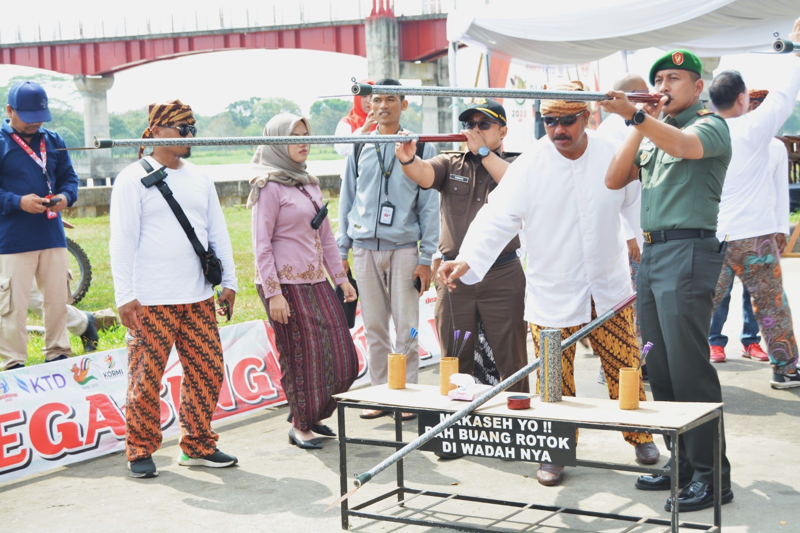 Erau Adat Pelas Benua, Dandim Kukar Berkesempatan Mencoba Olah Raga Tradisional