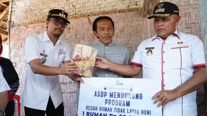 Dua Warga Jatiagung Terima Bantuan Program Bedah Rumah