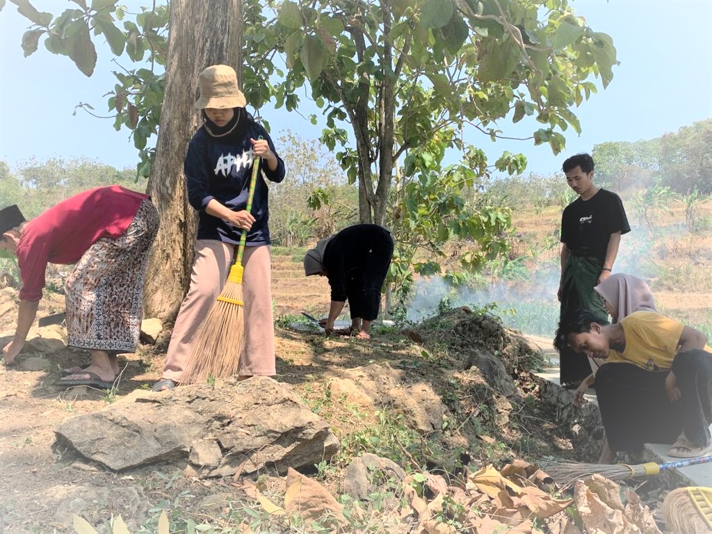 Wujudkan Kepdulian Budaya KKN IKMB IAIN Kudus Lakukan Bersih-Bersih Punden