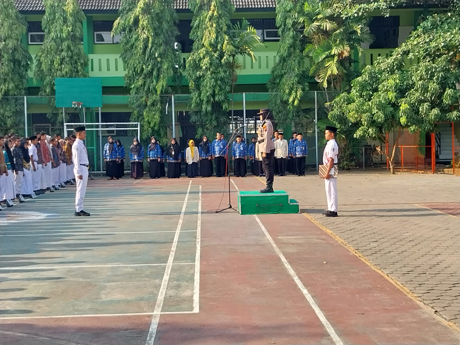 Pesan Kasat Binmas Saat Menjadi Inspektur Upacara di Sekolah