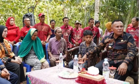 Secara Road Show Bupati Nanang Ermanto Serahkan Bantuan Program Bedah Rumah Di Dua Kecamatan