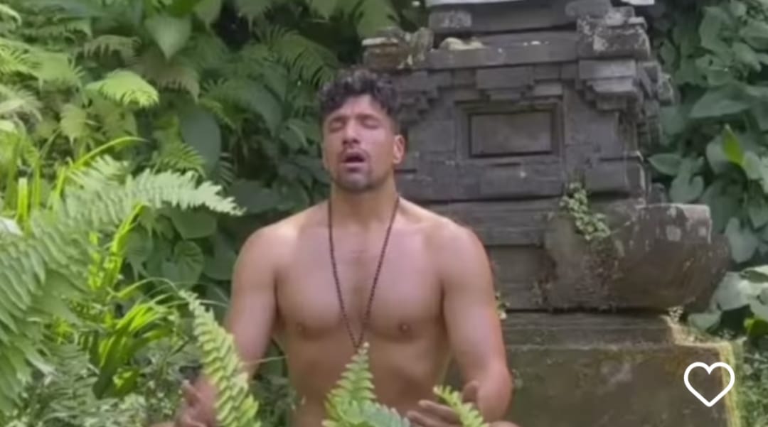 Viral, Aksi Nyeleneh Bule Meditasi Telanjang di Tempat Persembahyangan