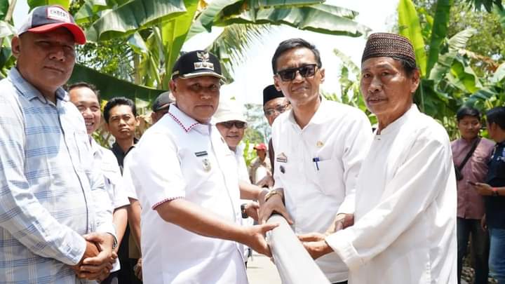 Bupati Nanang Tinjau Pemasangan Pipa PDAM di Kecamatan Rajabasa