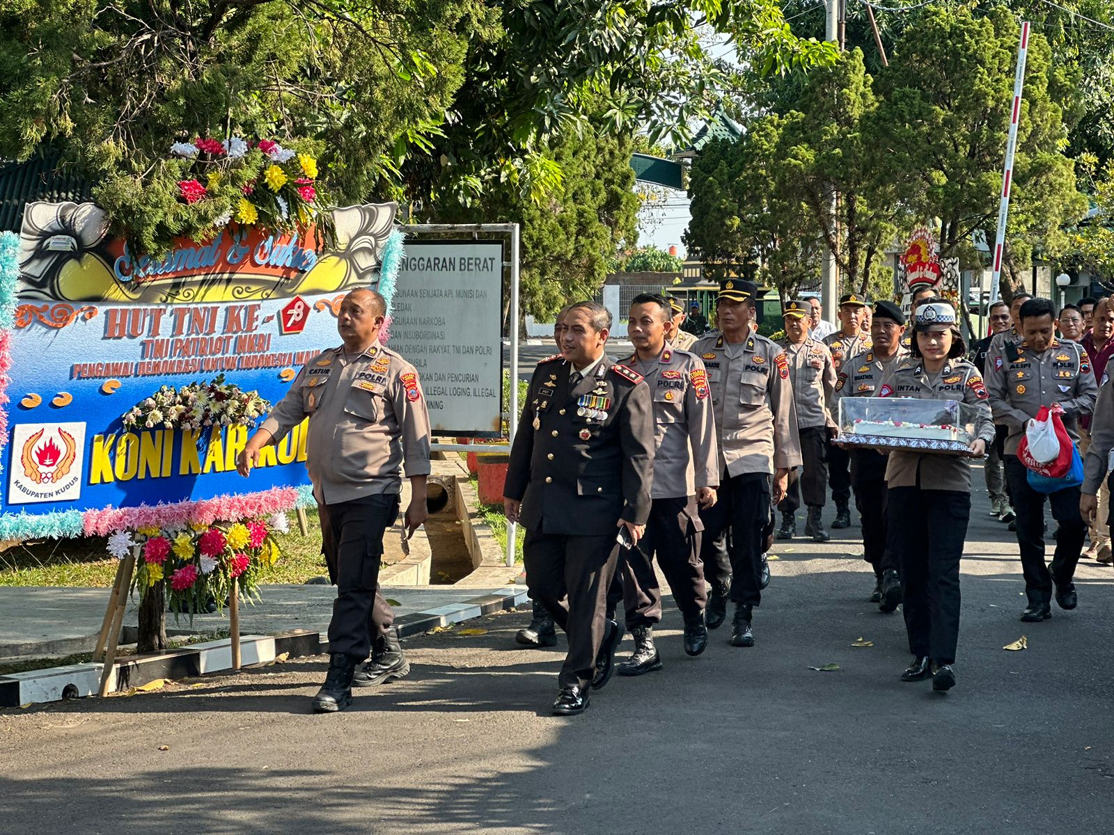 Kaget !!! Kodim Kudus Kedatangan Polres, Teryata Berikan Surprise HUT ke 78