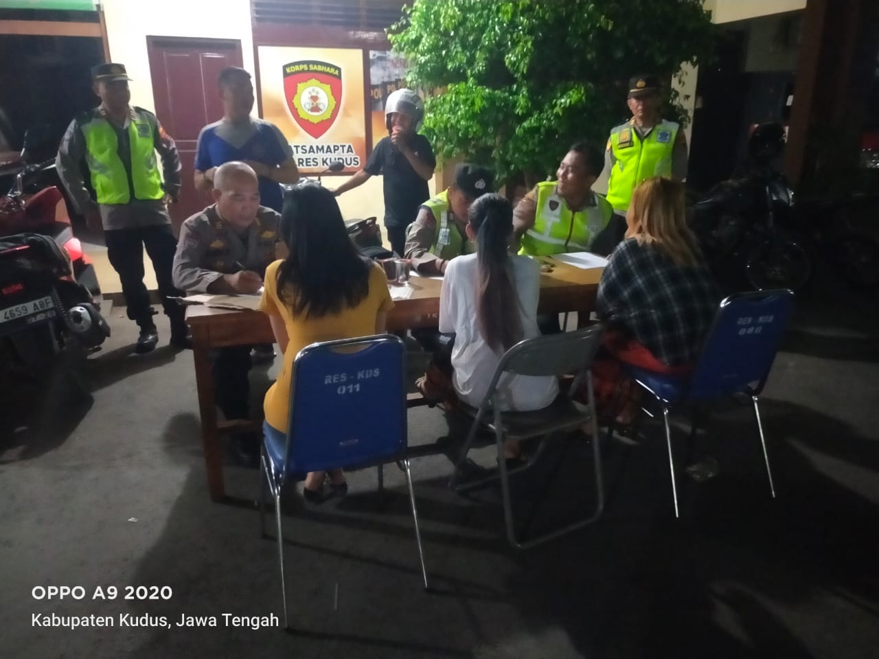 Gelar Razia Kafe, Polres Kudus Amankan 54 Miras Berbagai Merk,19 Pemandu Lagu dan 14 Pengunjung