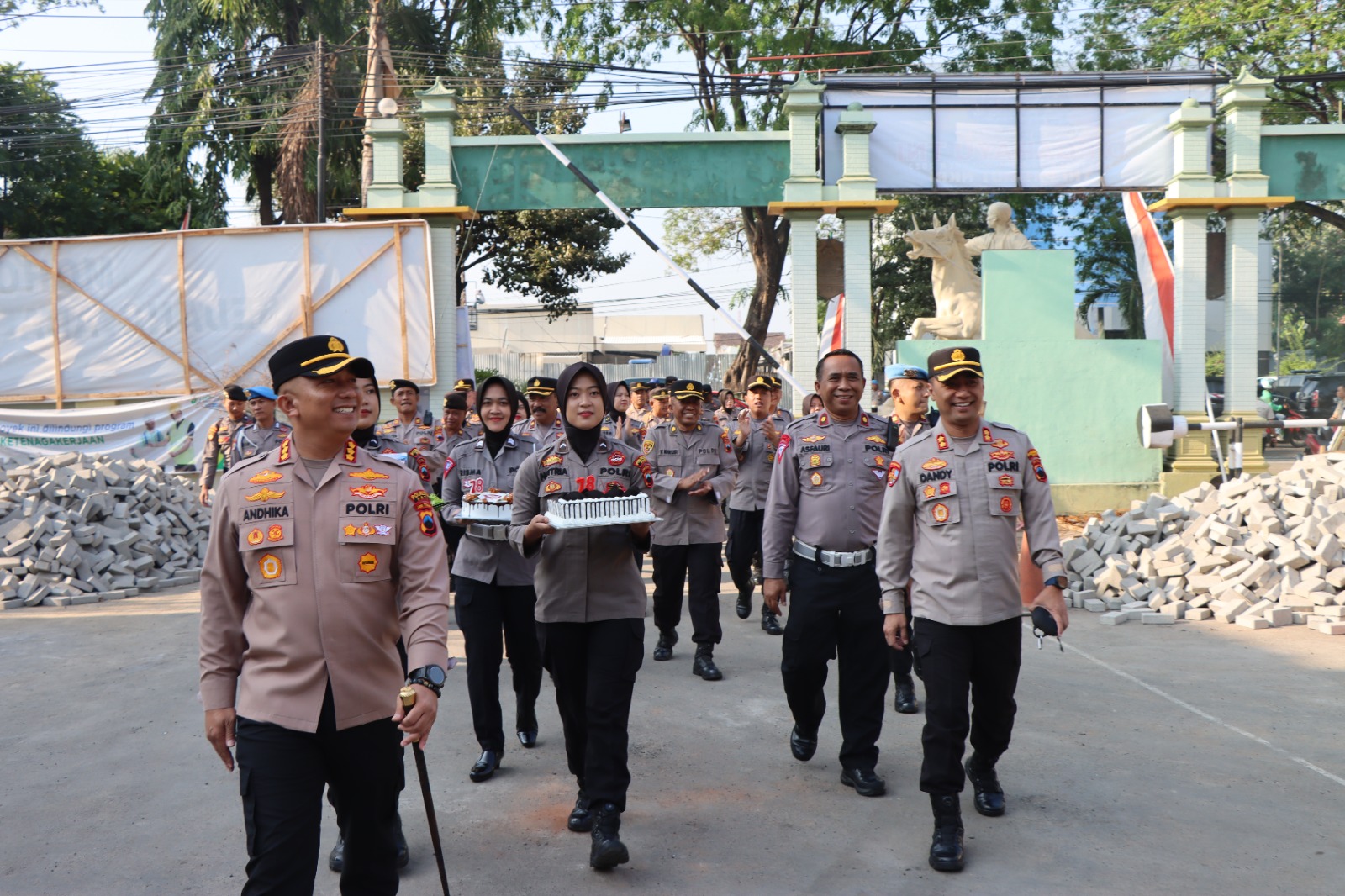 Momen Keakraban TNI-Polri, Kapolresta Pati Pimpin Personelnya Berikan Kejutan ke Makodim 0718