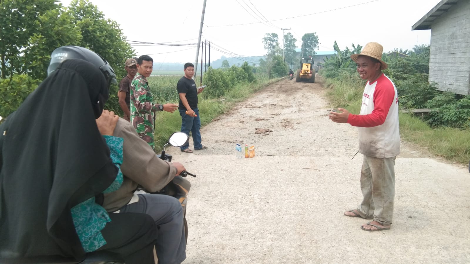 Dukung Pembangunan, Babinsa Koba Tinjau Progres Perbaikan Jalan