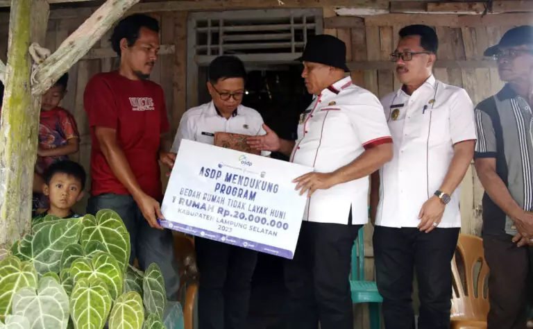 Bupati Nanang Ermanto Kembali Berikan Bantuan Program Bedah Rumah Bagi Warga Miskin