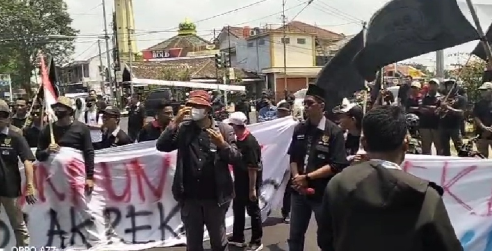 RATUSAN MASA BPDI GELAR UNJUK RASA DI PEMPROV DAN DPRD PROPINSI LAMPUNG